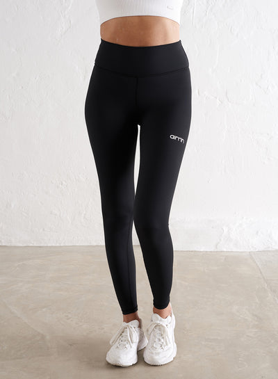 [The model wears size S and is 176 cm.]