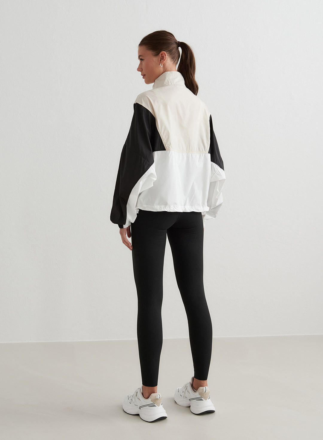 anunans ホワイト ジップアップジャケット アシックス ASICS ALPEN WINDBREAKER JACKET（ナイロンジャケット