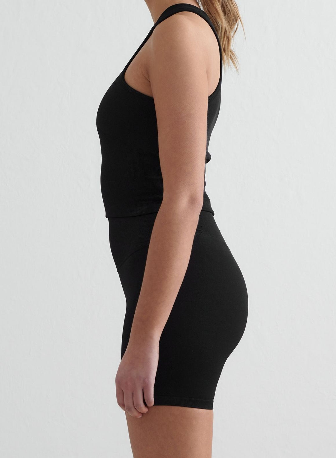 Black Shape Seamless Racerfront Top – AIM'N EU